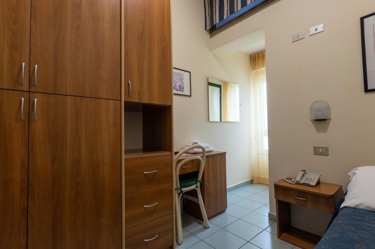 Hotel River Fronte Mare Con Piscina ريميني المظهر الخارجي الصورة