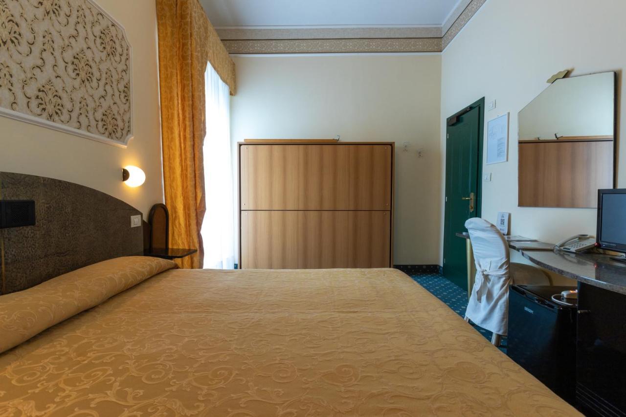 Hotel River Fronte Mare Con Piscina ريميني المظهر الخارجي الصورة