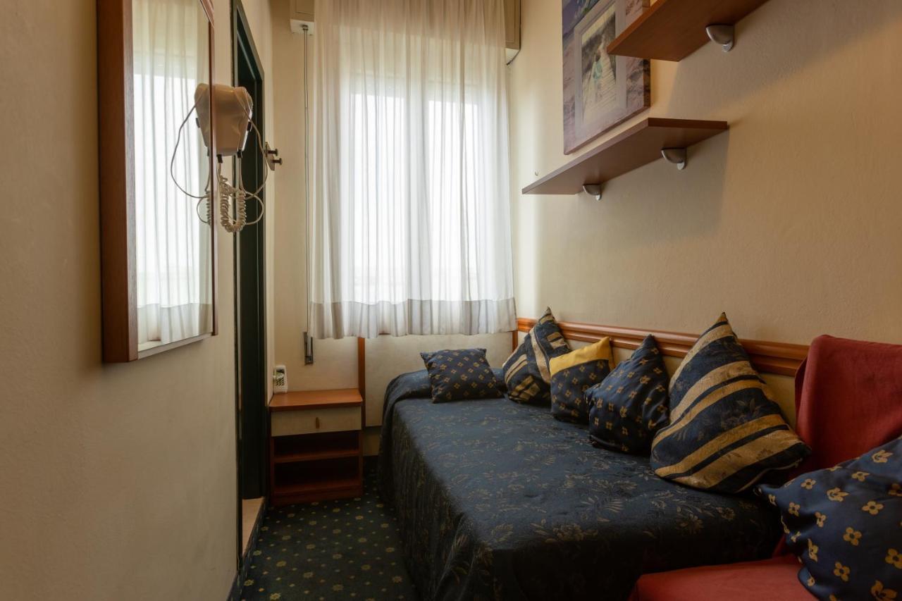 Hotel River Fronte Mare Con Piscina ريميني المظهر الخارجي الصورة