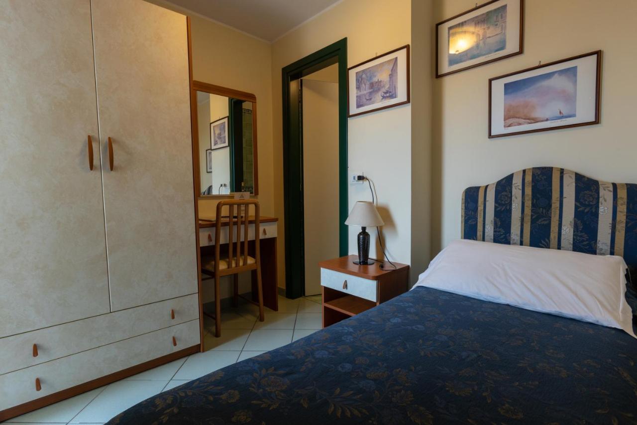 Hotel River Fronte Mare Con Piscina ريميني المظهر الخارجي الصورة