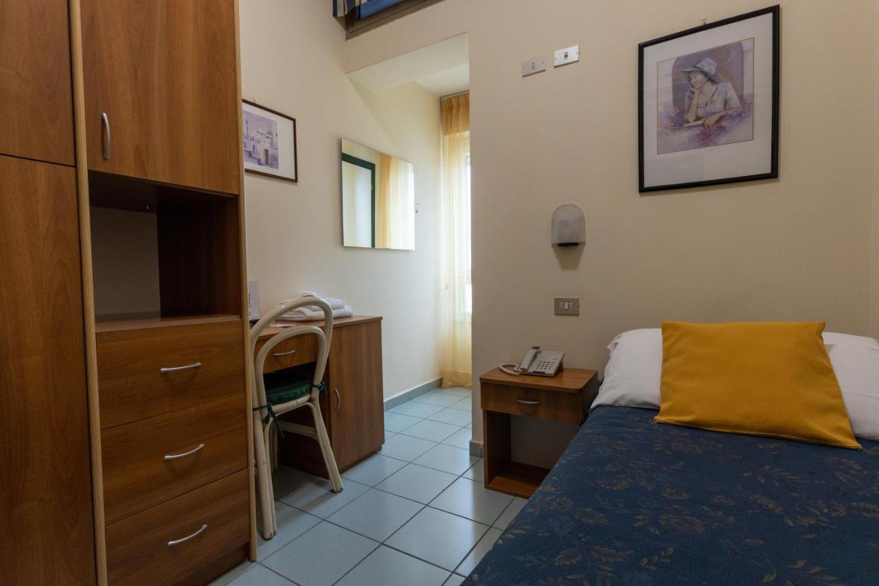 Hotel River Fronte Mare Con Piscina ريميني المظهر الخارجي الصورة