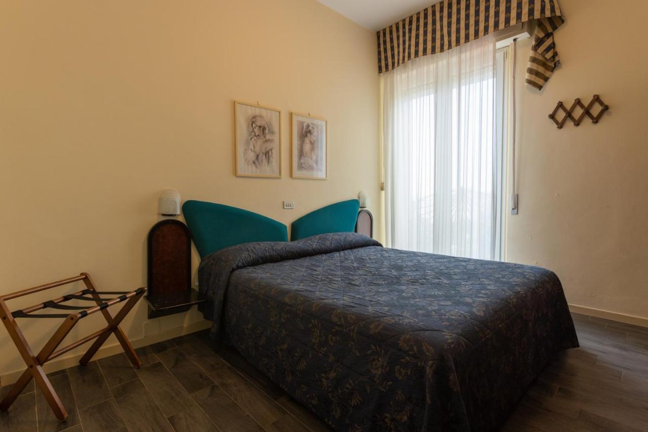 Hotel River Fronte Mare Con Piscina ريميني المظهر الخارجي الصورة