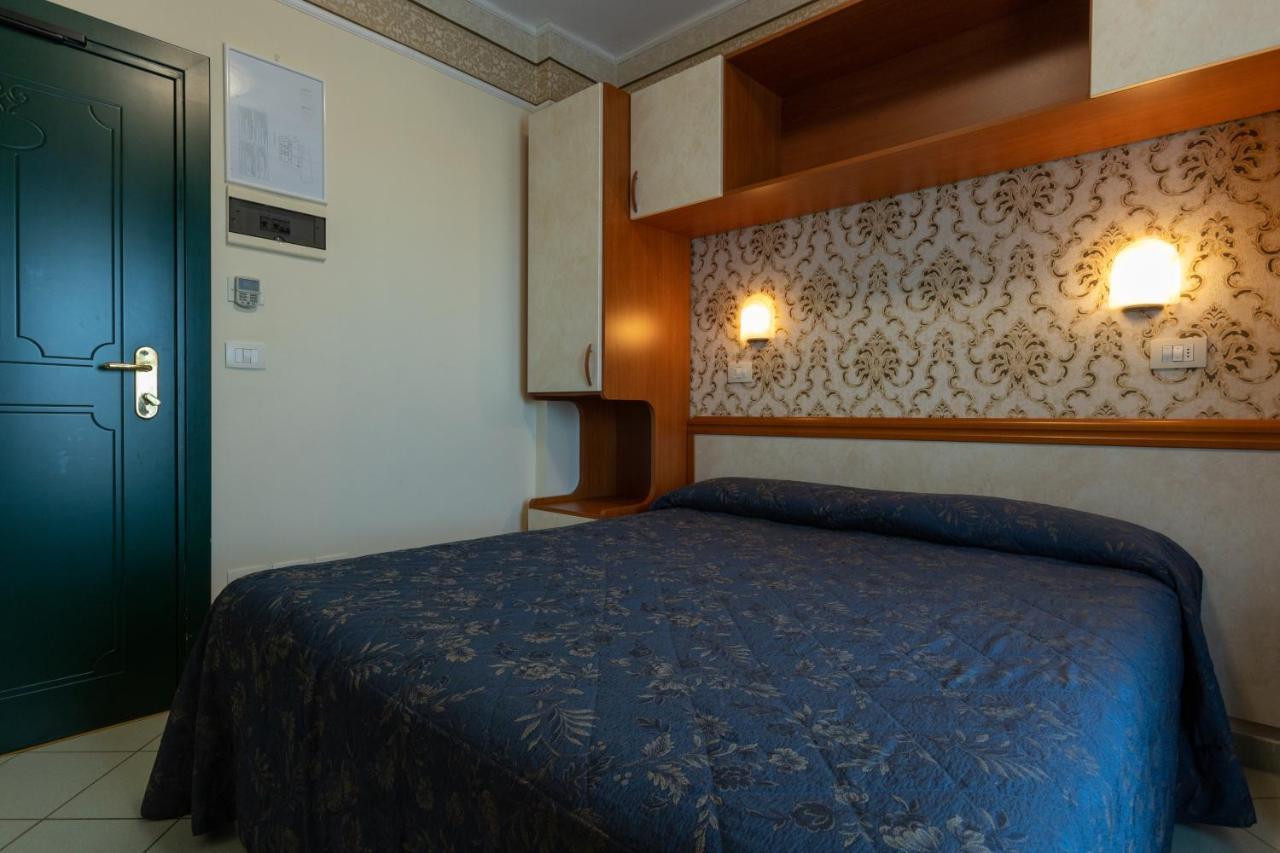 Hotel River Fronte Mare Con Piscina ريميني المظهر الخارجي الصورة
