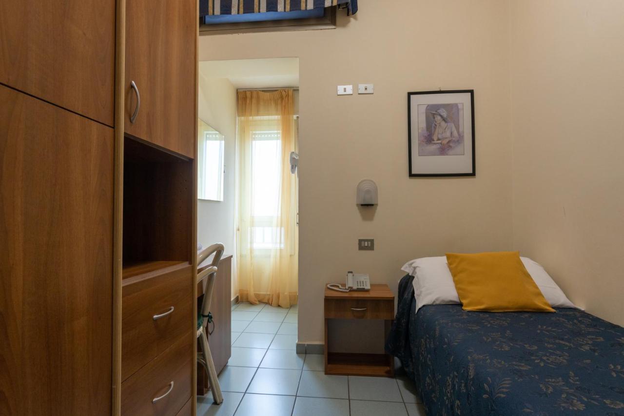 Hotel River Fronte Mare Con Piscina ريميني المظهر الخارجي الصورة