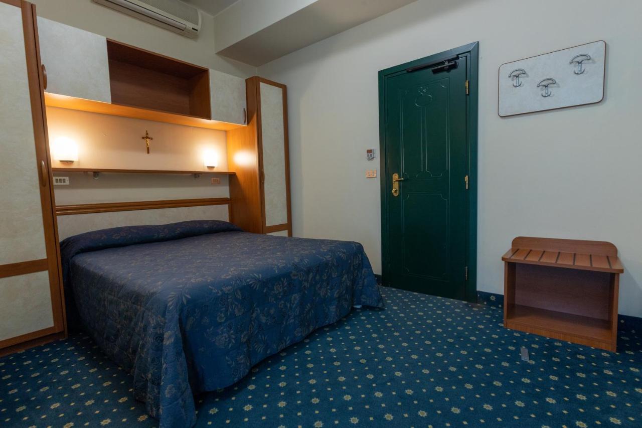 Hotel River Fronte Mare Con Piscina ريميني المظهر الخارجي الصورة