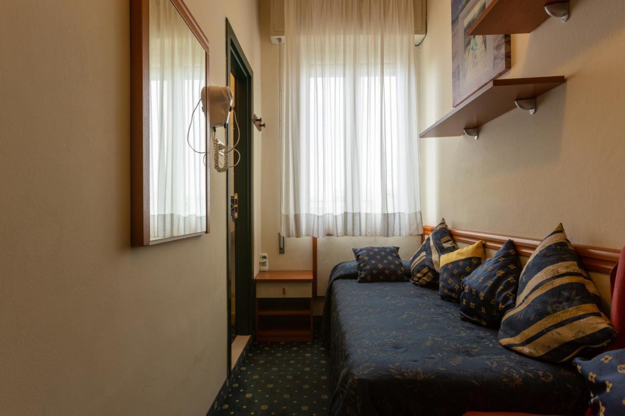 Hotel River Fronte Mare Con Piscina ريميني المظهر الخارجي الصورة
